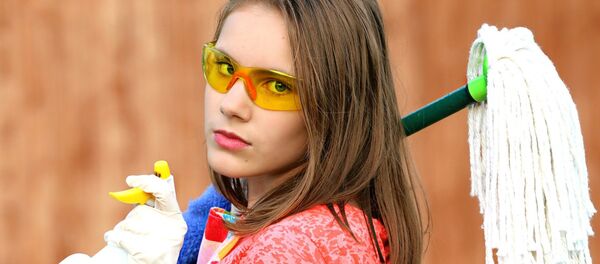 Уборщица, оказывающая клининговые услуги - Sputnik Беларусь