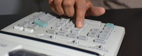 Мужчина считает на калькуляторе, архивное фото - Sputnik Беларусь