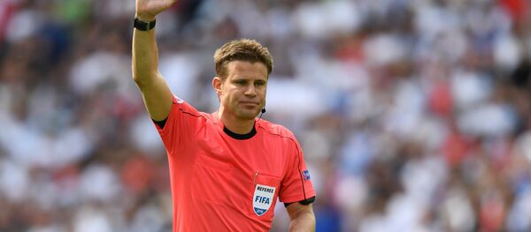 Немецкий футбольный арбитр Феликс Брых Немецкий футбольный арбитр Феликс Брых - Sputnik Беларусь