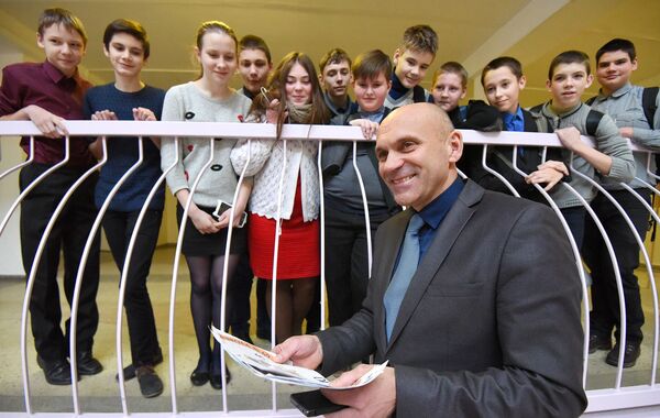 Александр Машкаров со своими учениками Александр Машкаров со своими учениками - Sputnik Беларусь