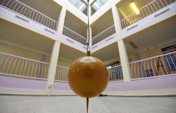 Маятник Фуко наглядно показывает вращение Земли Маятник Фуко наглядно показывает вращение Земли - Sputnik Беларусь