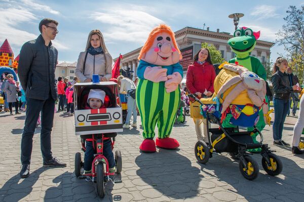 Ради гродненского фестиваля колясок Карлсон покинул свою крышу - Sputnik Беларусь