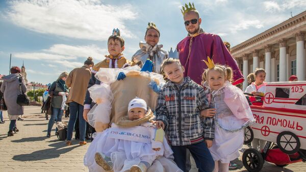 Королевская семья, а самая маленькая принцесса — на троне - Sputnik Беларусь