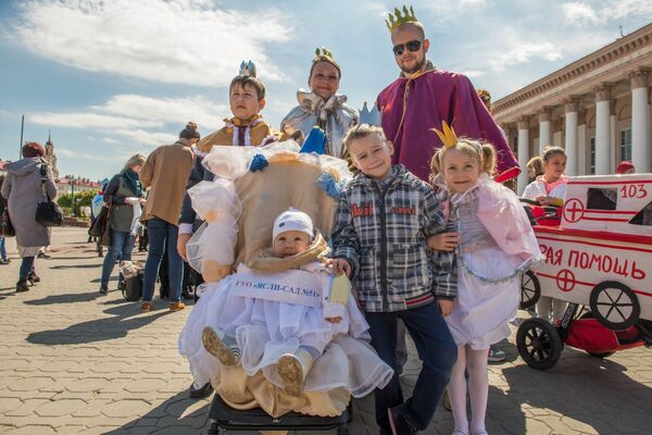 Королевская семья, а самая маленькая принцесса — на троне - Sputnik Беларусь