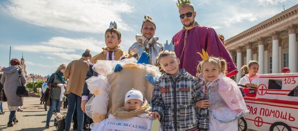 Королевская семья, а самая маленькая принцесса — на троне - Sputnik Беларусь