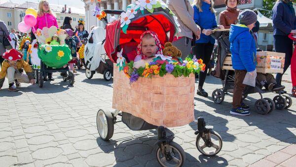 Фестиваль оригинальных детских колясок, приуроченный ко Дню семьи - Sputnik Беларусь