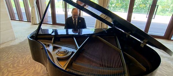 Путин сыграл на рояле - Sputnik Беларусь