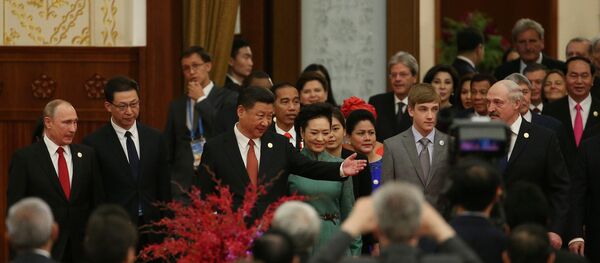 Си Цзиньпин с супругой, Александр Лукашенко с сыном и Владимир Путин на форуме в Пекине - Sputnik Беларусь