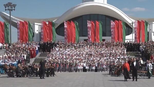 Более 1700 человек поют государственный гимн в Минске - Sputnik Беларусь