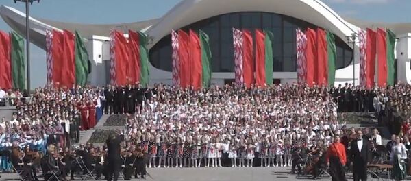 Более 1700 человек поют государственный гимн в Минске - Sputnik Беларусь