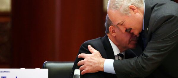 Трогательный момент встречи белорусского лидера Александр Лукашенко с турецким коллегой - президентом Турции Реджепом Тайипом Эрдоганом Трогательный момент встречи белорусского лидера Александр Лукашенко с турецким коллегой - президентом Турции Реджепом Тайипом Эрдоганом - Sputnik Беларусь