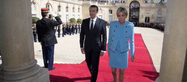 Новый президент Франции Эммануэль Макрон с женой Брижит на инаугурации - Sputnik Беларусь