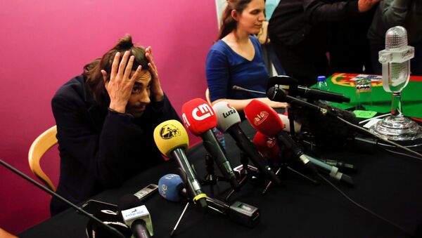 Победитель Евровидения-2017 Сальвадор Собрал и его сестра на пресс-конференции в аэропорту Лиссабона - Sputnik Беларусь