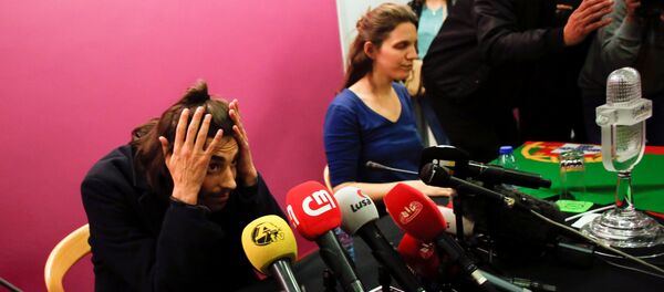 Победитель Евровидения-2017 Сальвадор Собрал и его сестра на пресс-конференции в аэропорту Лиссабона - Sputnik Беларусь