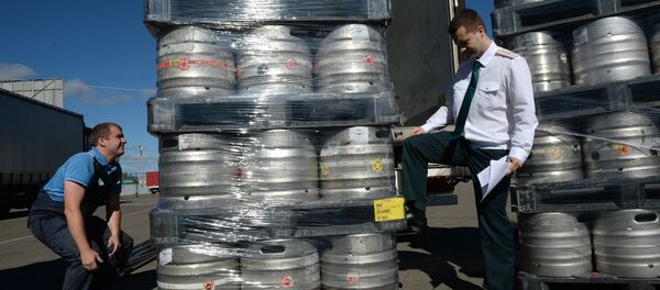 Сотрудник Смоленского таможенного поста ФТС России досматривает груз Сотрудник Смоленского таможенного поста ФТС России досматривает груз - Sputnik Беларусь