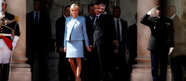 Президент Франции Эммануэль Макрон с супругой Бриджит Тронье Президент Франции Эммануэль Макрон с супругой Бриджит Тронье - Sputnik Беларусь