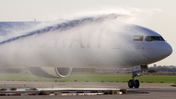 Лайнер Boeing 777 моют в аэропорту, архивное фото - Sputnik Беларусь