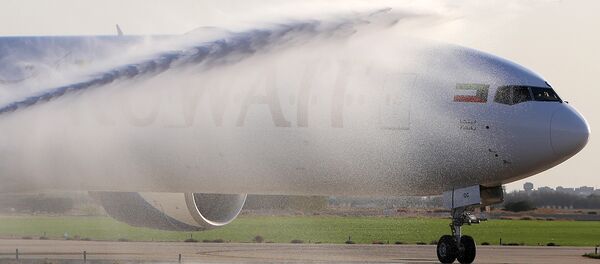 Лайнер Boeing 777 моют в аэропорту, архивное фото Лайнер Boeing 777 моют в аэропорту, архивное фото - Sputnik Беларусь
