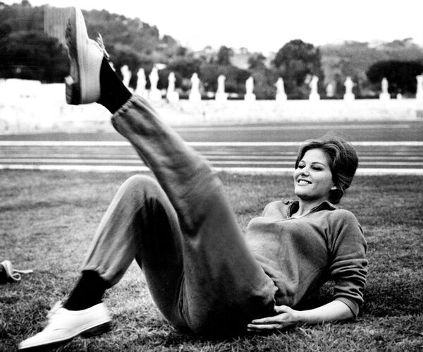 Клаудиа в Риме в 1960 году. Тогда актриса получила от фотографов звание Мисс Олимпийские игры 1960 года. Клаудиа Кардинале родилась и выросла в Тунисе, бывшем тогда французской колонией, в строгой сицилийской семье. - Sputnik Беларусь