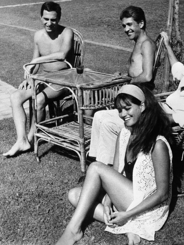 Клаудиа Кардинале с мужем, продюсером Франко Кристальди (справа) и другом итальянским актером Нино Манфреди, 1967 год. - Sputnik Беларусь