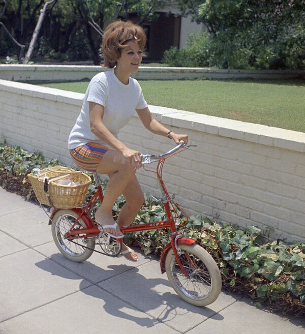 На велосипеде в Беверли-Хиллз в 1967 году. В эти годы ее жизнь была посвящена только работе. Кино буквально втягивало ее, иногда даже вопреки желанию. - Sputnik Беларусь