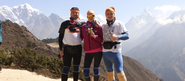 Третьим в их команде стал друг семьи Артем Малюжич (слева) - Sputnik Беларусь