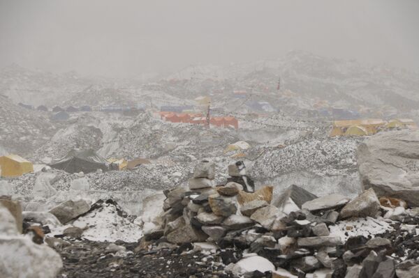 Базовый лагерь, где альпинисты живут в палатках - Sputnik Беларусь