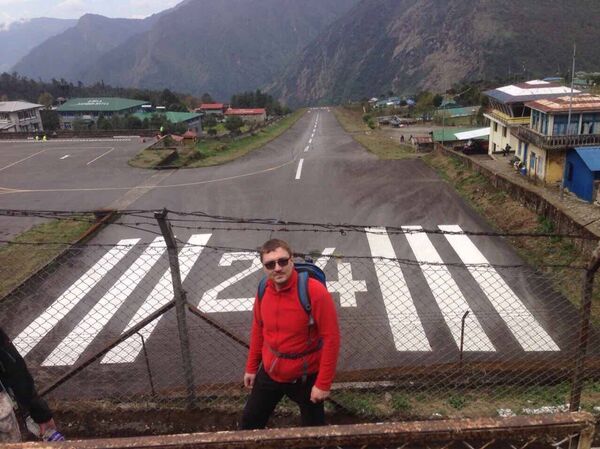 Горный аэропорт в Лукле с полосой в чуть более чем 500 метров, которая упирается в скалу - Sputnik Беларусь