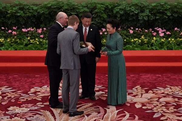 Александр Лукашенко и его сын Николай на встрече с президентом Китая и его супругой - Sputnik Беларусь