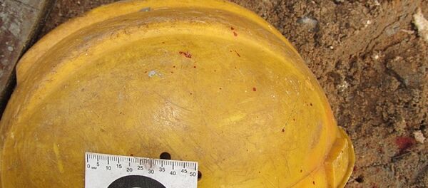 Каска на месте падения рабочего в Гродно - Sputnik Беларусь