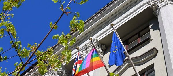 Посольство Великобритании в Минске вывесило радужный флаг - Sputnik Беларусь