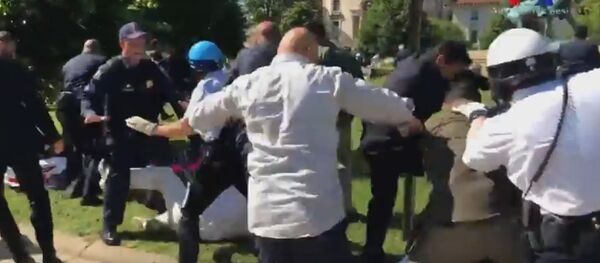 Видеофакт: охрана Эрдогана подралась с протестующими в Вашингтоне - Sputnik Беларусь