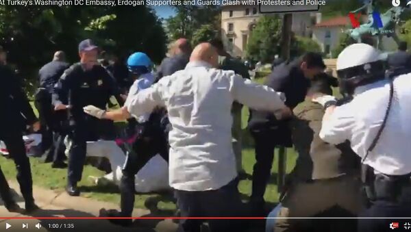 Видеофакт: охрана Эрдогана подралась с протестующими в Вашингтоне - Sputnik Беларусь
