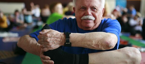 Люди пожилого возраста занимаются хатха-йогой - Sputnik Беларусь