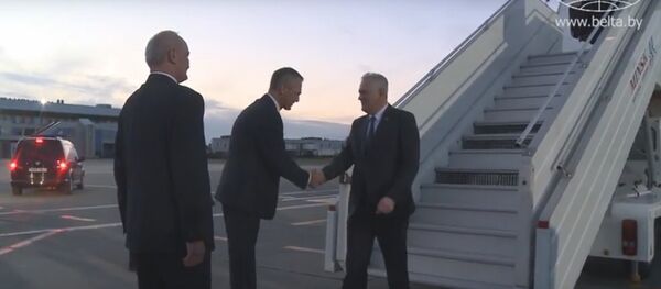 Видеофакт: президент Сербии прибыл в Минск обычным рейсом Lufthansa - Sputnik Беларусь