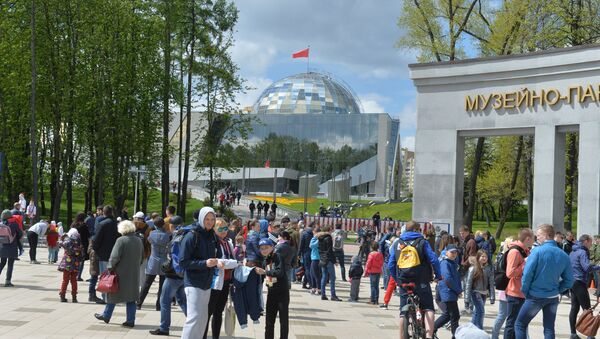 Минчане и гости столицы возле музея Великой Отечественной войны - Sputnik Беларусь