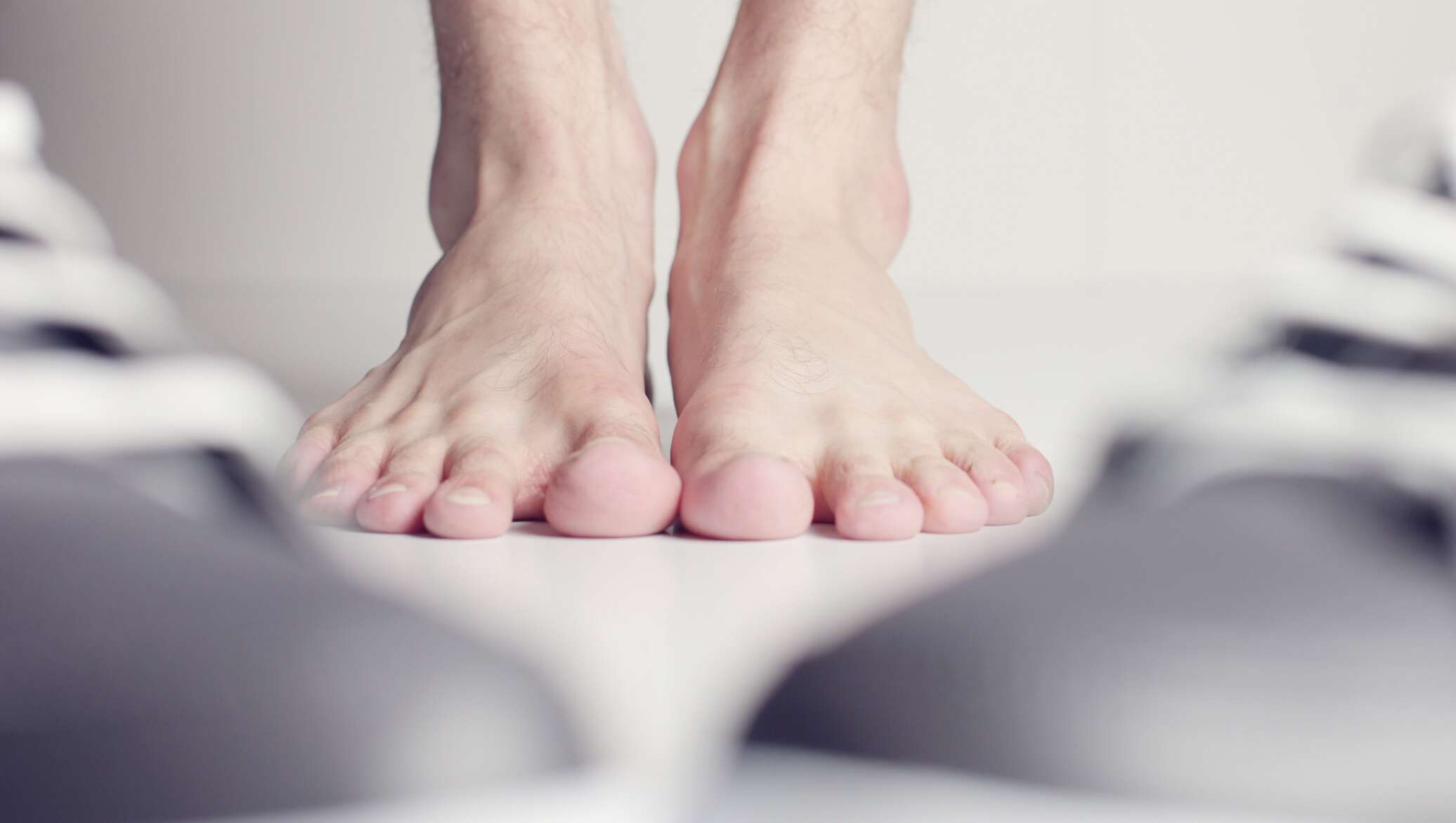 Мёрзнут конечности причины. Ноги в снегу. Отморожение 3 и 4 степени. Стынут ноги причины у женщин. Холодная ступня что это.