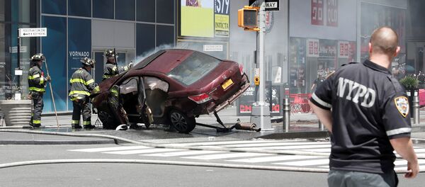 Авто протаранило прохожих в Нью-Йорке - Sputnik Беларусь