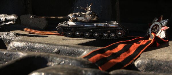 Модель танка ИС-2, выполненная ювелиром Андреем Жизневским Модель танка ИС-2, выполненная ювелиром Андреем Жизневским - Sputnik Беларусь