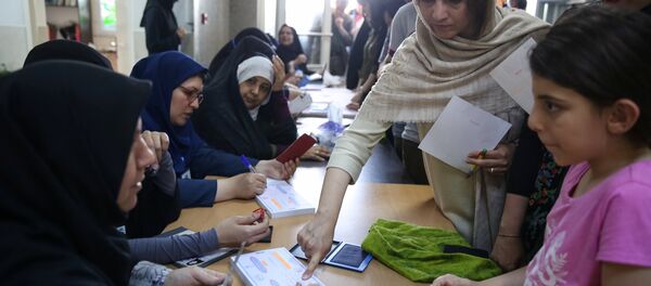 Голосование на избирательном участке в Тигеране Голосование на избирательном участке в Тигеране - Sputnik Беларусь