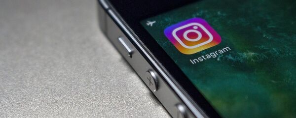 Иконка приложения Instagram на смартфоне Иконка приложения Instagram на смартфоне - Sputnik Беларусь