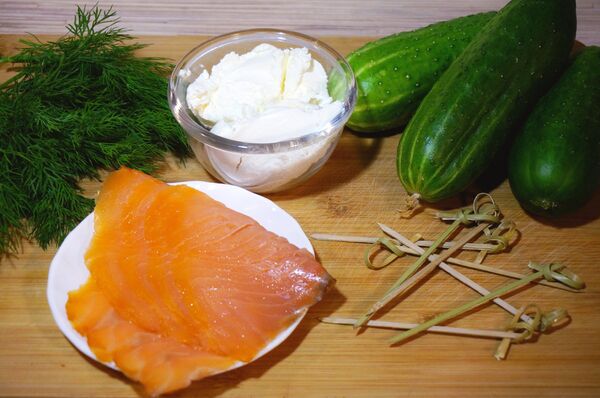 Ролы из огурцов с семгой  - Sputnik Беларусь