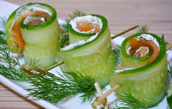 Ролы из огурцов с семгой  - Sputnik Беларусь