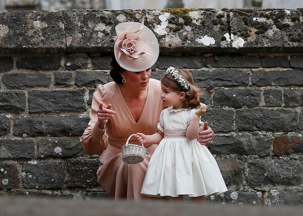 Герцогиня Кембриджская Кейт Миддлтон и ее дочь принцесса Шарлотта - Sputnik Беларусь