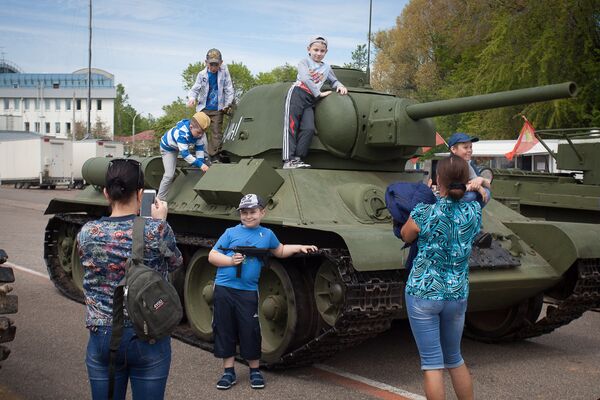 Известные во всем мире Тридцатьчетверки облепили дети - Т-34-76 в наше время уже редкий гость, да еще и на ходу. - Sputnik Беларусь