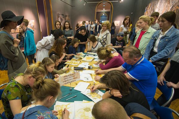 В Национальном художественном музее посетители создавали картины из кофейных пятен. - Sputnik Беларусь