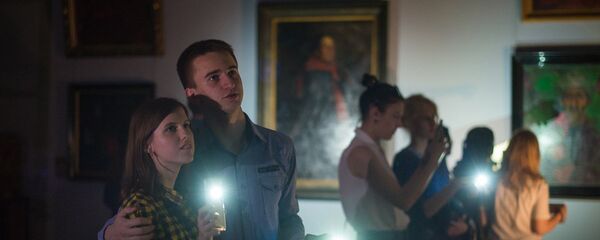 Загадочная атмосфера только прибавляла интереса, позволяя нетривиально окунуться в мир искусства. Зал наполнялся тенями и отблесками. Загадочная атмосфера только прибавляла интереса, позволяя нетривиально окунуться в мир искусства. Зал наполнялся тенями и отблесками. - Sputnik Беларусь