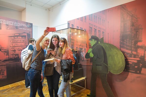 Фотографироваться с экспонатами музея не возбранялось, однако трогать их руками было запрещено. - Sputnik Беларусь