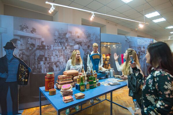 Посетители с удовольствием фотографировали все, что происходило ночью в музее. - Sputnik Беларусь