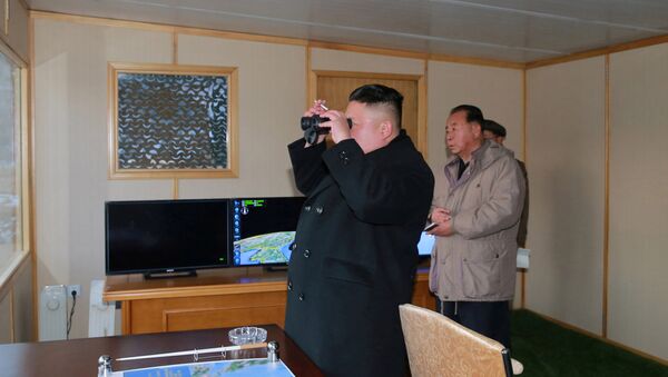 Ким Чен Ын наблюдает за пуском ракеты - Sputnik Беларусь